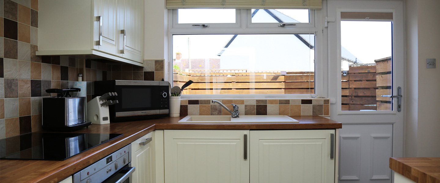 self catering kitchen area in kirrin cottage conwy holiday 