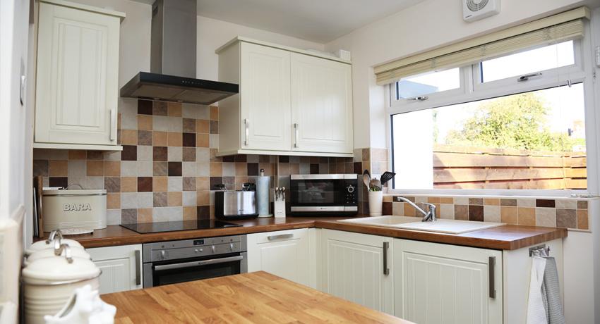 kirrin cottage kitchen self catering holiday